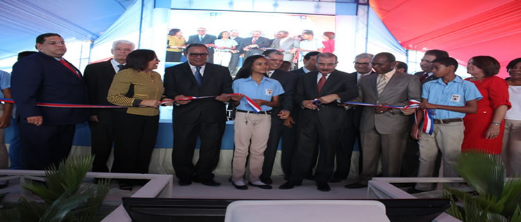 Presidente Medina entrega dos escuelas en la provincia Peravia