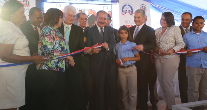 El presidente Medina inauguró dos centros educativos en Peravia ayer